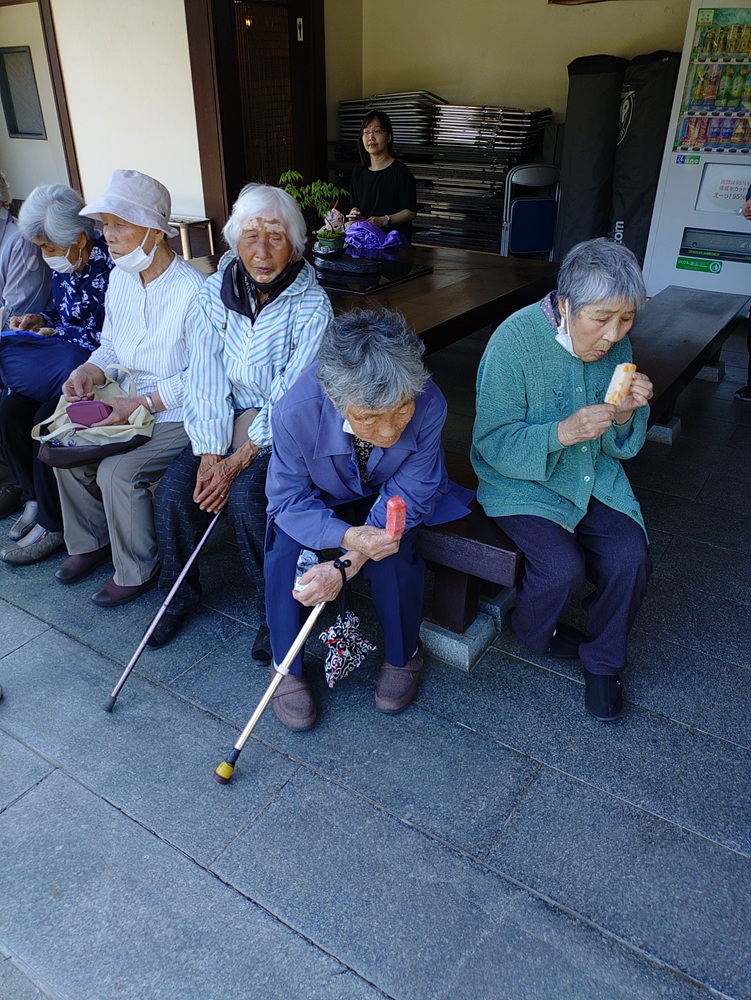 藤田記念庭園へ余暇外出（サンアップルホームデイサービスセンター浜の町）